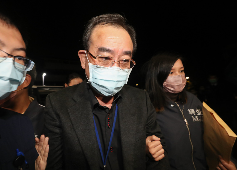 調查局表示，29日在士檢檢察官指揮下針對基亞生物科技及子公司高端疫苗涉嫌內線交易等案發動搜索，約談基亞董事長張世忠（中）等18人，30日凌晨近4時將張世忠移送士林地檢署複訊。 (圖：中央社)