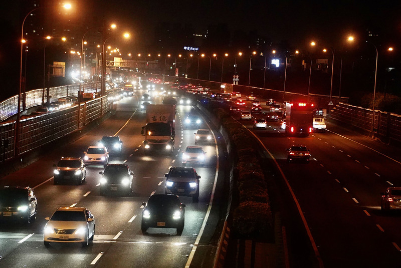 元旦連假首日車潮較往年少。圖攝於30日國道一號高雄路段。(圖：中央社)