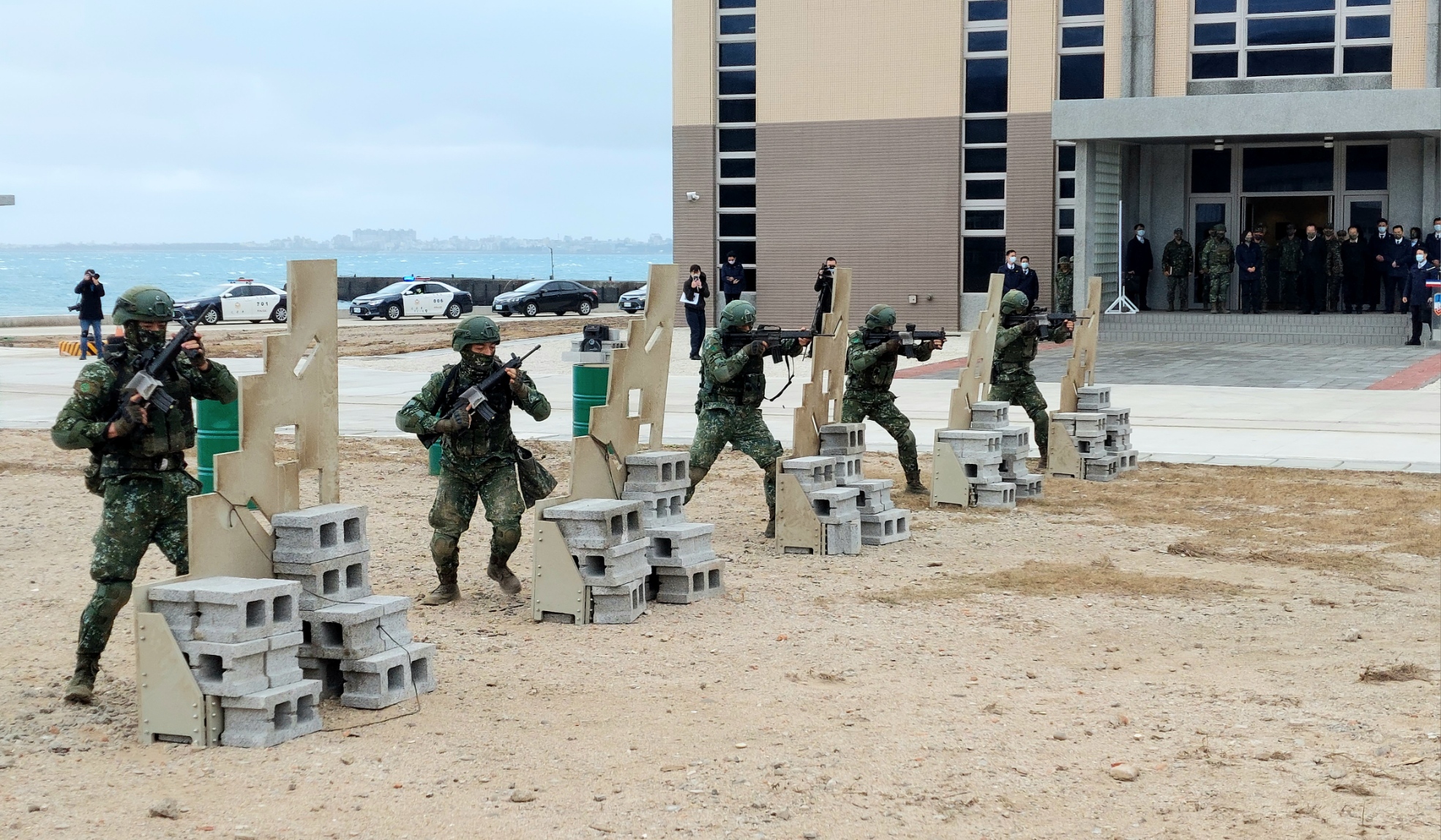 蔡英文總統30日到澎湖陸軍兩棲偵察營第二連視導「實戰化射擊演練」。(歐陽夢萍 攝)