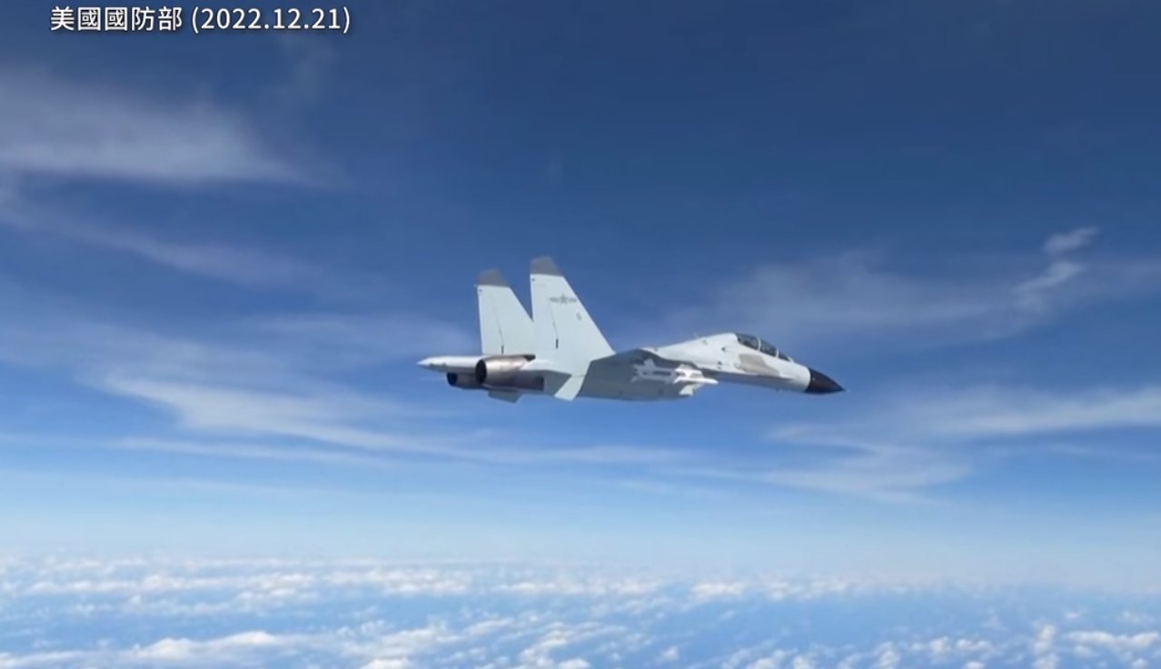 美軍印太司令部表示，美軍偵察機在南海上空進行任務時，一架解放軍殲11戰機突然轉向，在偵察機機頭掠過，逼使美軍偵察機作出閃避行動。(圖：美國國防部)