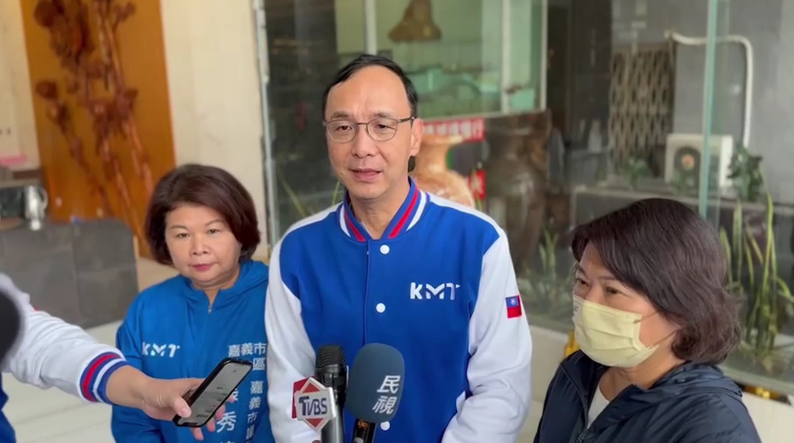 國民黨主席朱立倫表示，現階段大家最關心在陸台人能否返鄉過年，呼籲對岸支持、也拜託民進黨政府讓台灣人回家。(國民黨提供)