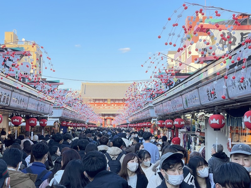 日本有完善的醫療保險、穩定治安，以及相對寬鬆的永久居留政策吸引了大量中國家庭。圖為東京淺草寺人潮。(圖：中央社)