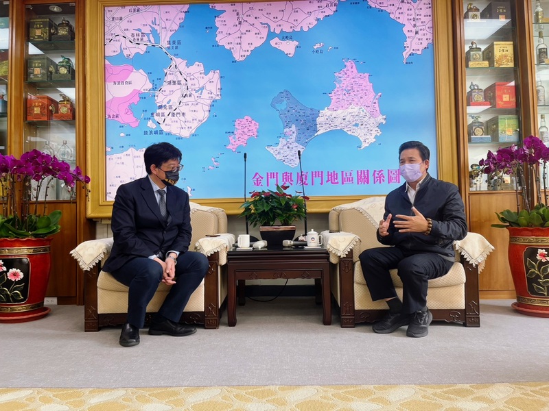 陸委會副主委邱垂正（左）30日到金門水頭通關大樓視察復航整備工作，並到金門縣政府拜會縣長陳福海（右）。（陳福海辦公室提供） (圖：中央社)