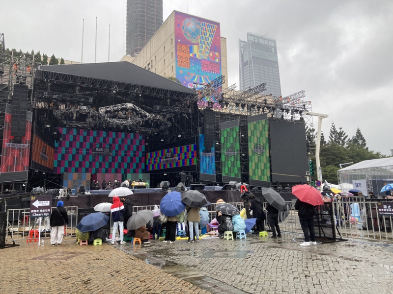 台北市跨年晚會31日登場，許多粉絲不畏風雨，自備折凳、野餐墊提早卡位，希望以最近距離觀賞歌手演出。(圖：中央社)