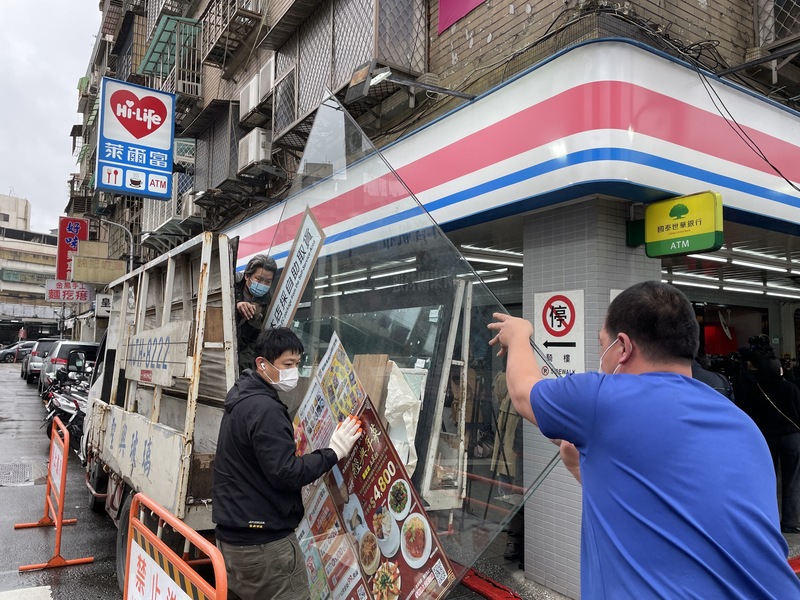 為迎接台北市信義區的跨年夜人潮，超商業者31日拆除區內重點門市大門、玻璃櫥窗及冰箱門備戰。（萊爾富提供） (圖：中央社)