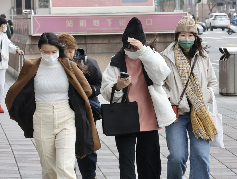 中央氣象局表示，6日大陸冷氣團南下，北部及東北部天氣轉冷，預估8日白天起冷氣團會減弱、逐漸回溫。(圖：中央社)
