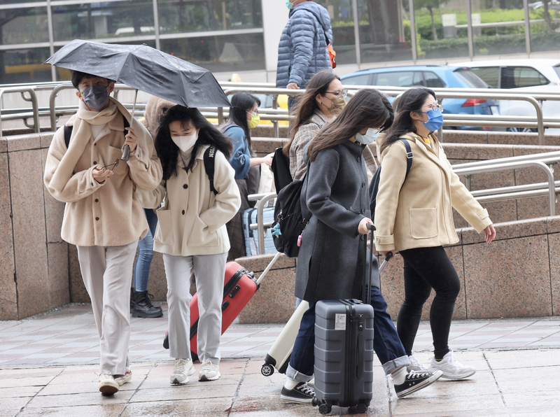 中央氣象局表示，2日受東北季風影響，加上南方雲系北移，全台皆有機會降雨，基隆北海岸和東北部可能有局部大雨。(資料照片/中央社)