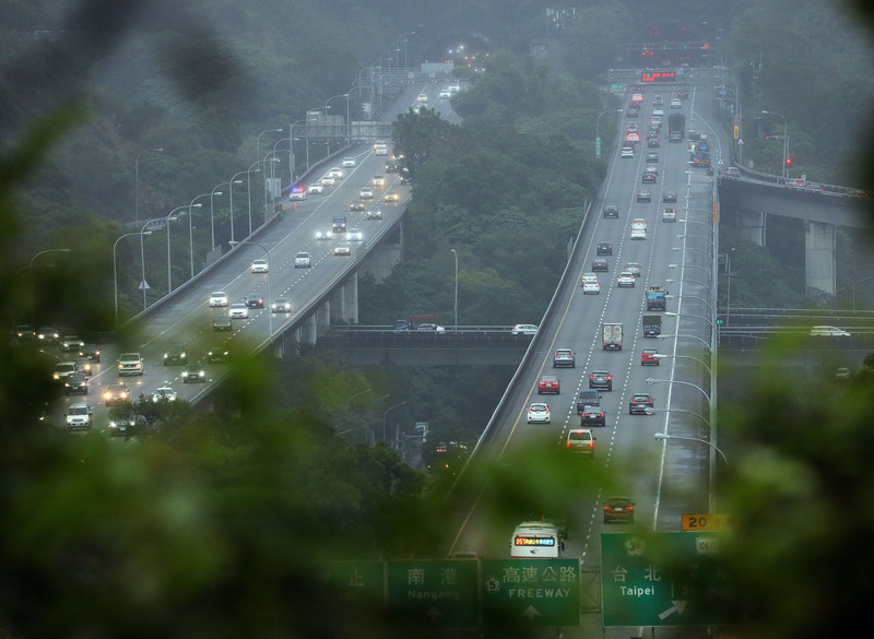 今年清明連假4月1日到5日共有5天假期，高公局也將於國5實施多項大客車優先通行措施。圖為國5木柵往南港方向。(資料照/圖：中央社)