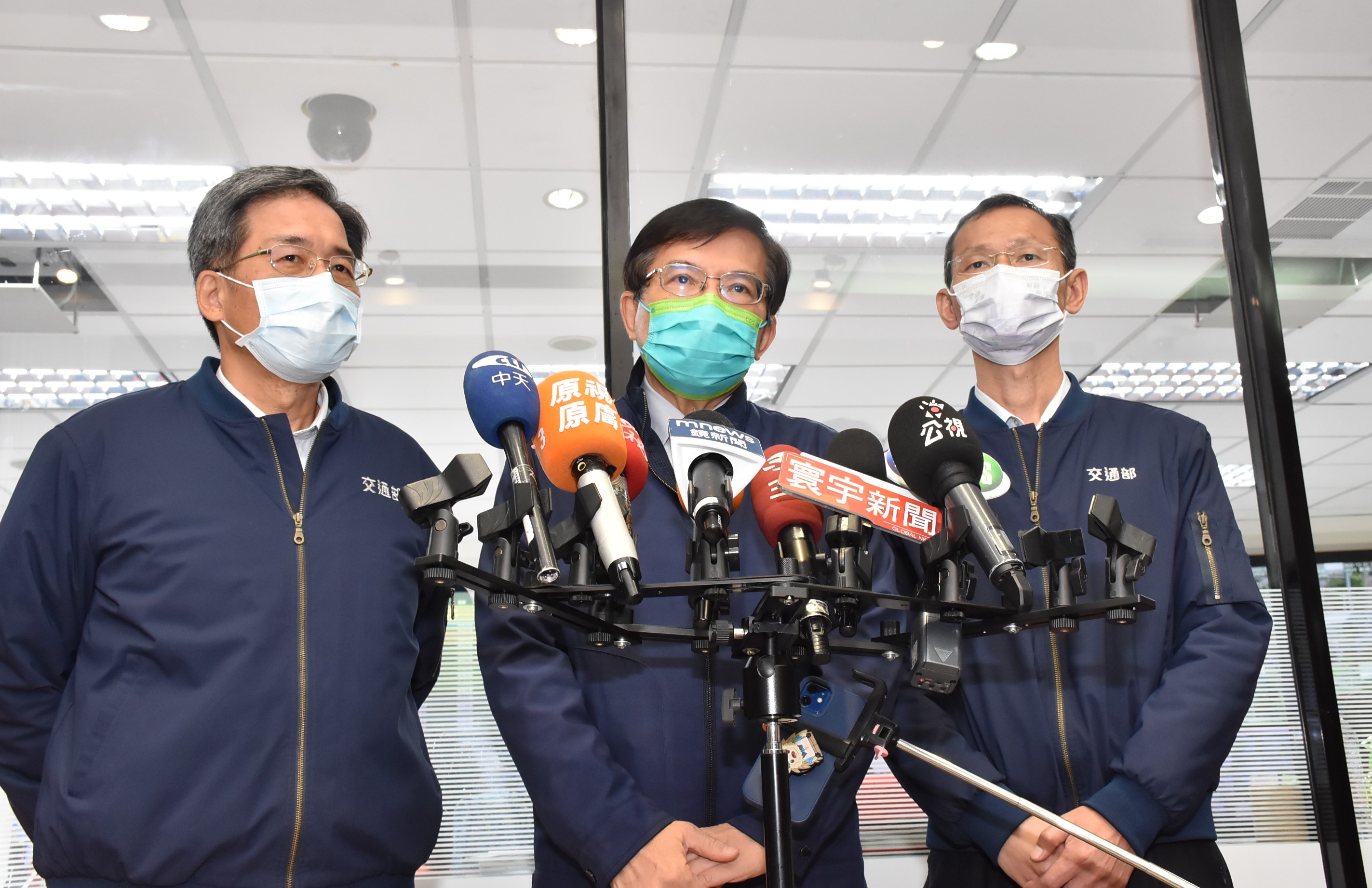王國材(中)針對台鐵公司化子法議題提出說明。(交通部提供)