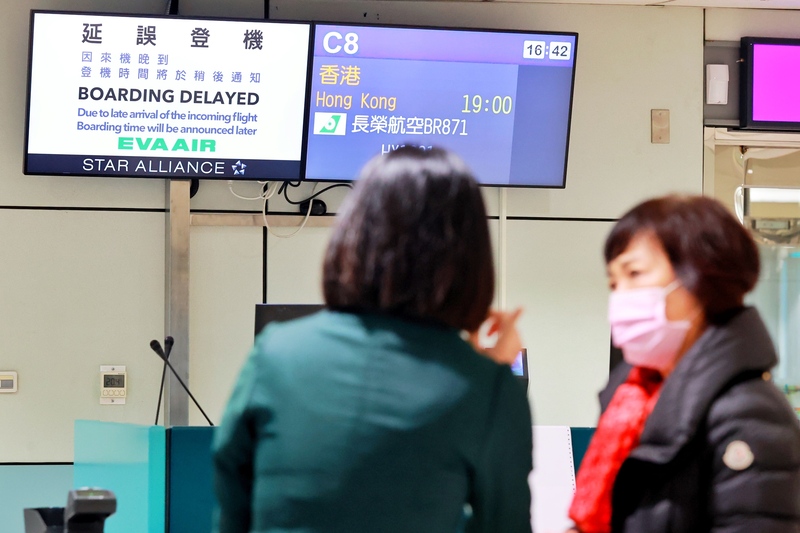 因不滿年終獎金只有1個月，長榮航勤員工1日發起自發性依法休假，導致部分航班出現延遲情形，桃園市長張善政表示，必要時市府介入協調。 (圖：中央社)