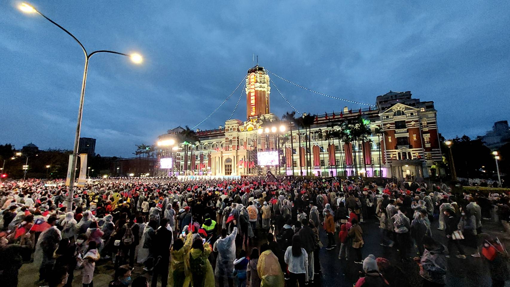 許多民眾在元旦清晨到總統府前參加升旗典禮，共同迎接中華民國112年。(歐陽夢萍 攝)
