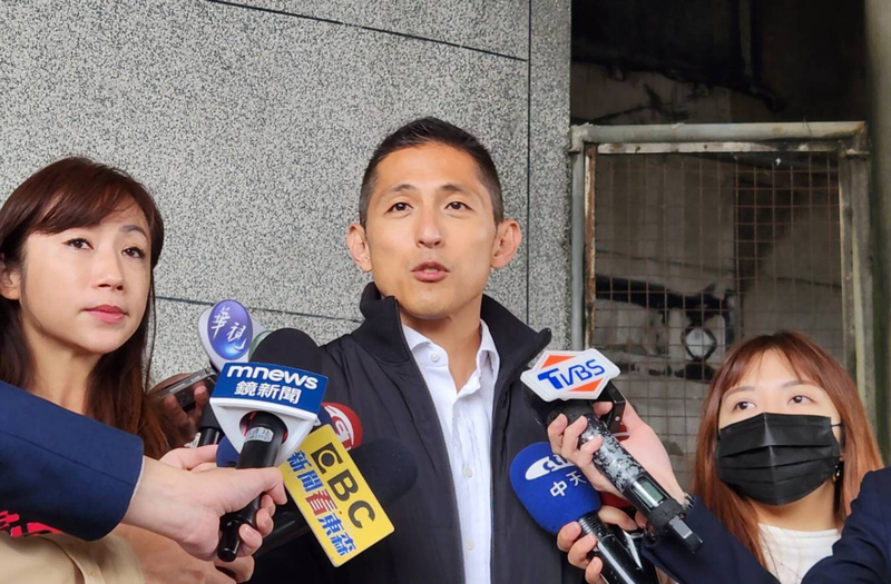 民進黨台北市第3選區立委補選候選人吳怡農2日表示，選前之夜，他邀請紙風車劇團表演「武松愛老虎」，希望大家感受輕鬆歡樂氣氛。(圖：中央社)
