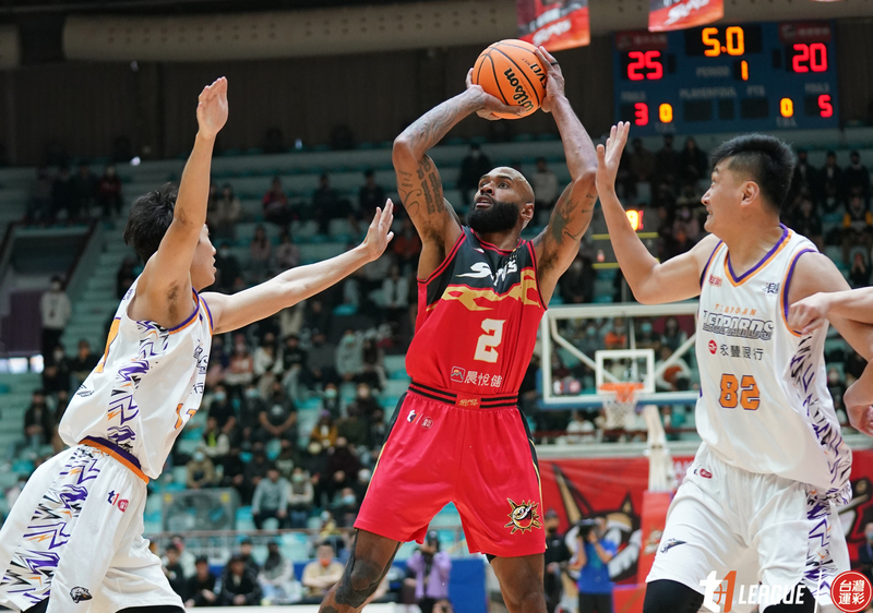 台灣職業籃球聯盟T1聯盟台中太陽2日靠著洋將陛下（中）攻下27分、16籃板，最終以96比71擊退來訪的桃園永豐雲豹，擺脫4連敗陰霾。(圖：中央社)