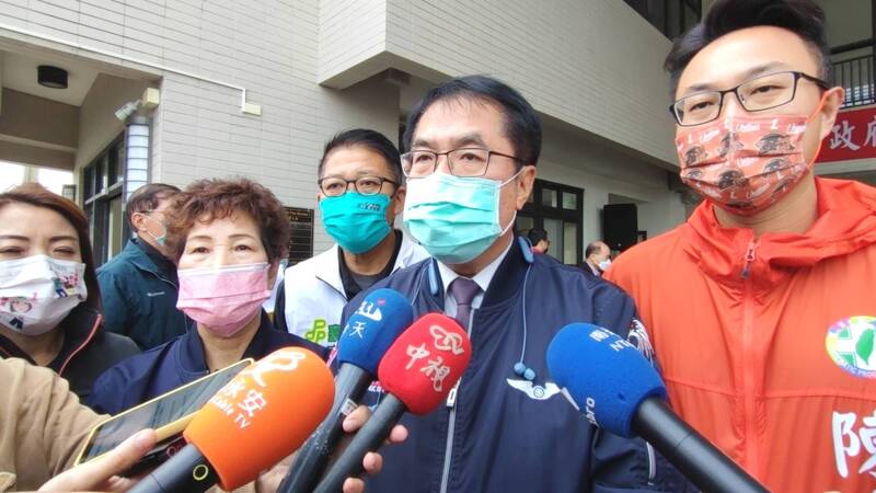 台南市長黃偉哲（右2）受訪。(資料照片/中央社)