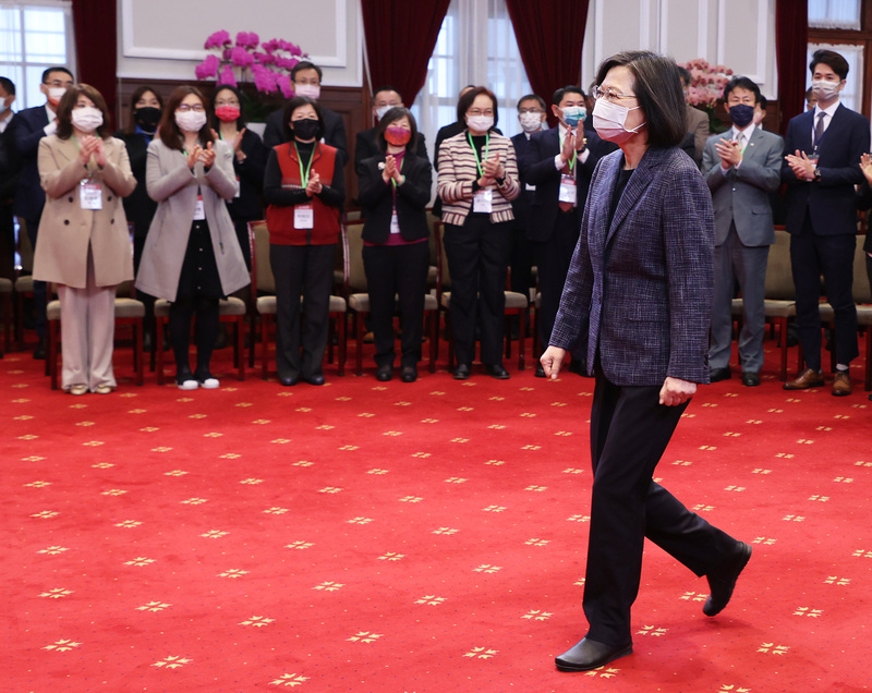 2022年稅收超徵新台幣4500億元是否還稅於民受關注，總統蔡英文3日表示，中央可運用的1800億元中，除了預留一筆錢因應不時之需外，將保留一定額度，用發現金的方式讓全民共享。圖為蔡總統（前右）上午在總統府接見第4屆國家企業環保獎獲獎企業暨111年度模範環境保護專責及技術人員。中央社記者鄭傑文攝  112年1月3日 (圖：中央社)