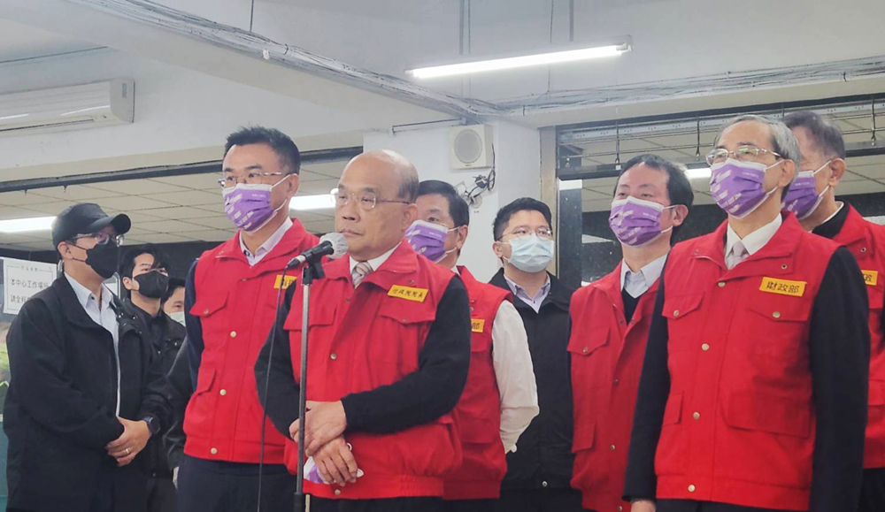 行政院長蘇貞昌今天上午前往台北郵件中心視察春節國際包裹檢疫。(江昭倫攝)
