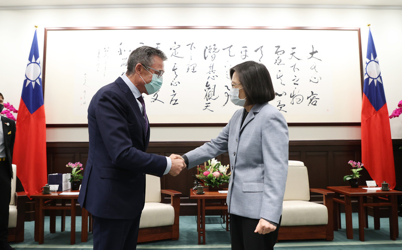 蔡英文總統（右）4日在總統府接見民主聯盟基金會主席拉斯穆森（Anders Fogh Rasmussen）（左）。  (圖：中央社)