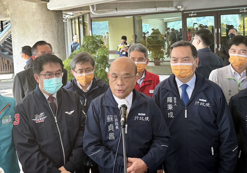 行政院長蘇貞昌（前中）4日接受媒體聯訪，就經濟成果全民共享一事表示，每人發現金新台幣6000元，將於農曆年後發放。 (圖：中央社)