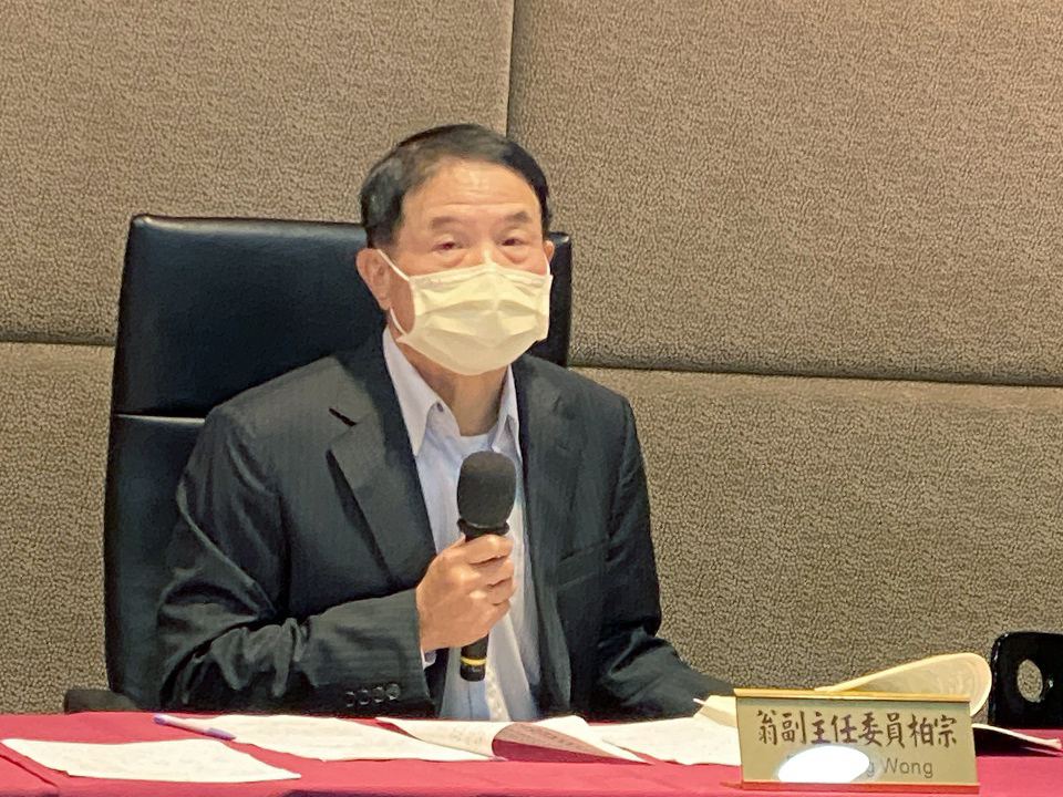 NCC發言人翁柏宗4日說明兩大電信業合併案審查情況。(吳琍君 攝)