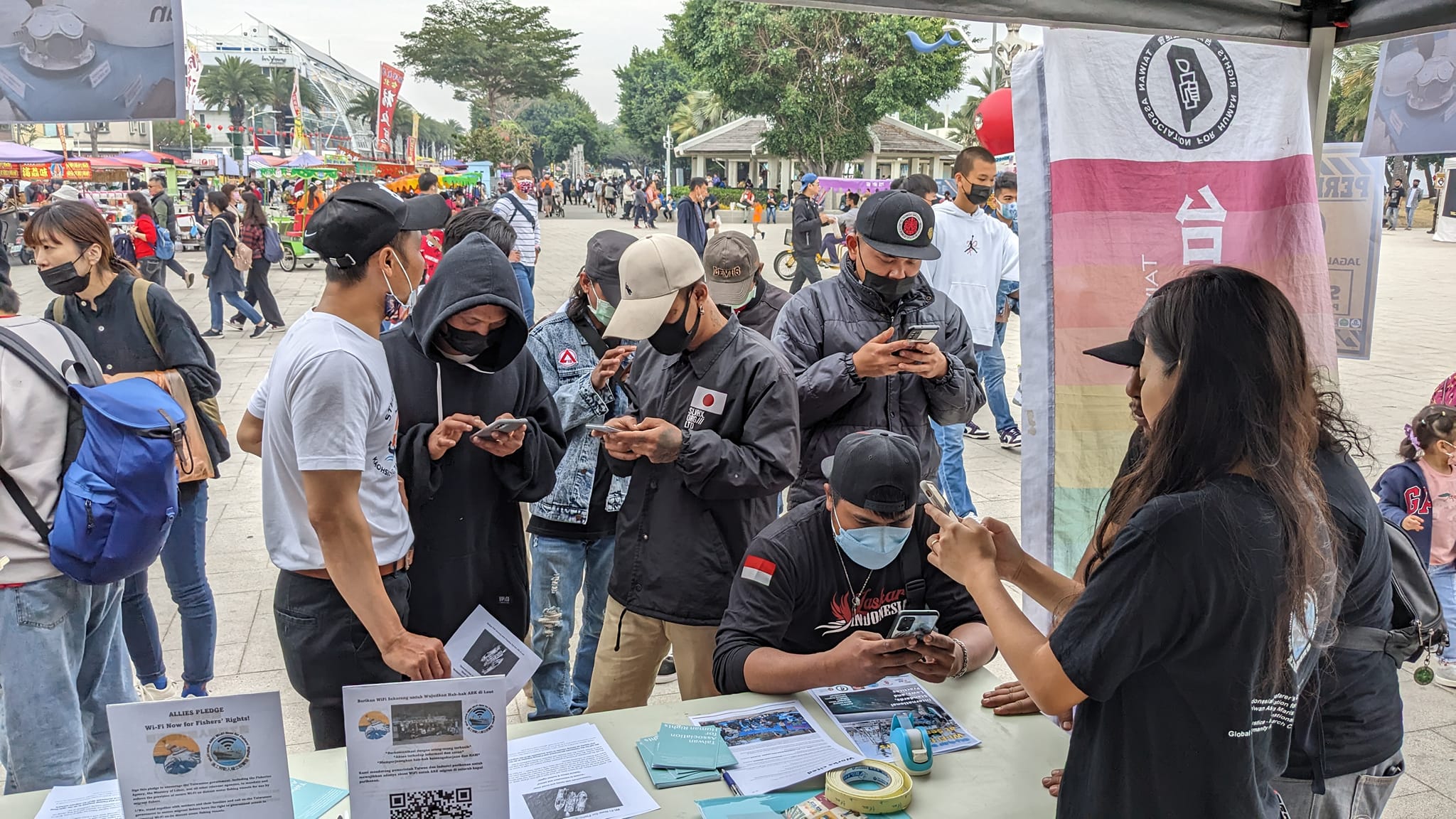 多個民間團體發起連署，呼籲台灣政府，盡速強制規定遠洋漁船提供Wi-Fi給外籍漁工使用。(圖:施逸翔臉書)