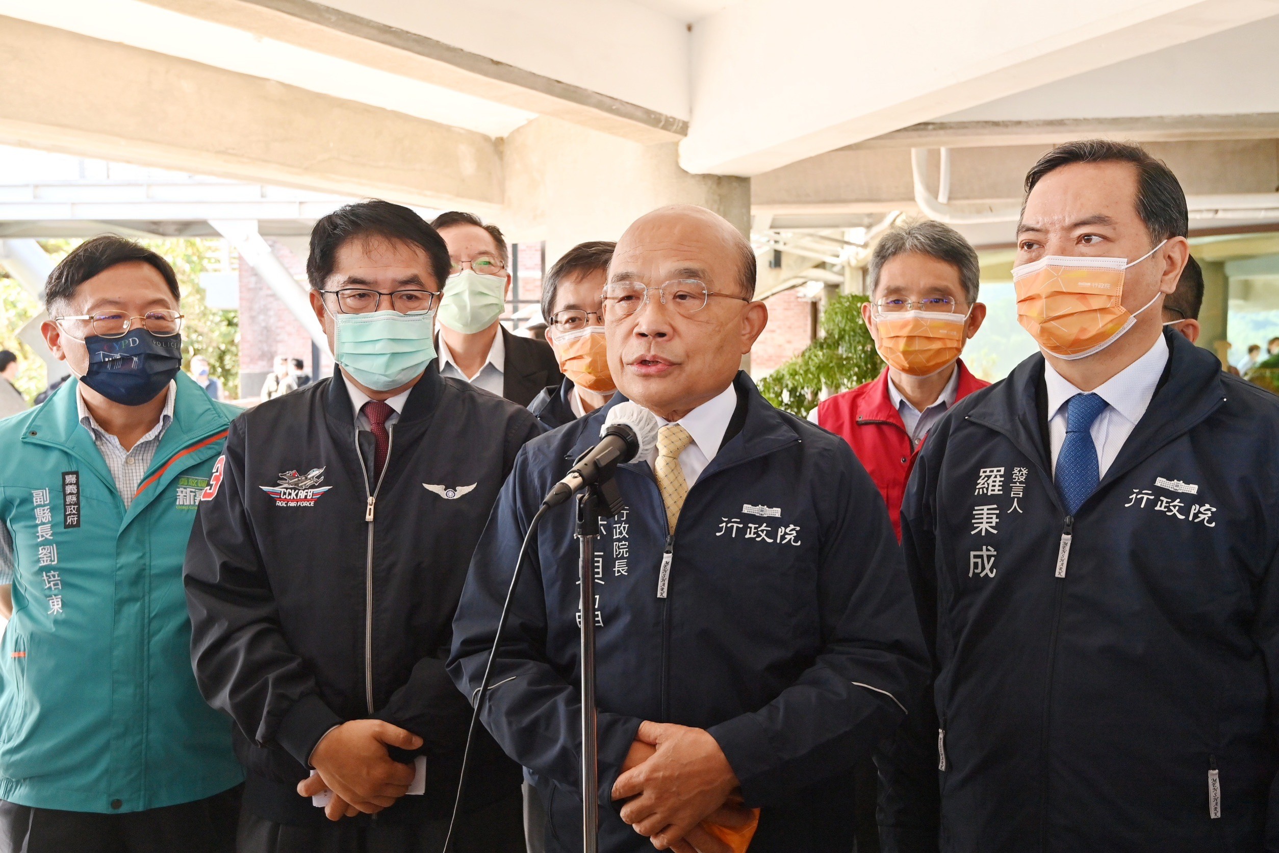 行政院長蘇貞昌4日視察曾文水庫受訪時表示，1800億元預留400億元做為以備不時之需後，其餘1400億元全民共享，每人發現金6000元。(行政院提供)