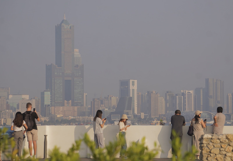 環保署表示，6日受東北季風挾帶境外污染物影響，中南部地區位在下風處，污染物較易累積。圖為5日高雄地區午後空氣品質不良，從海灣區望向85大樓呈現一片灰濛。(圖：中央社)