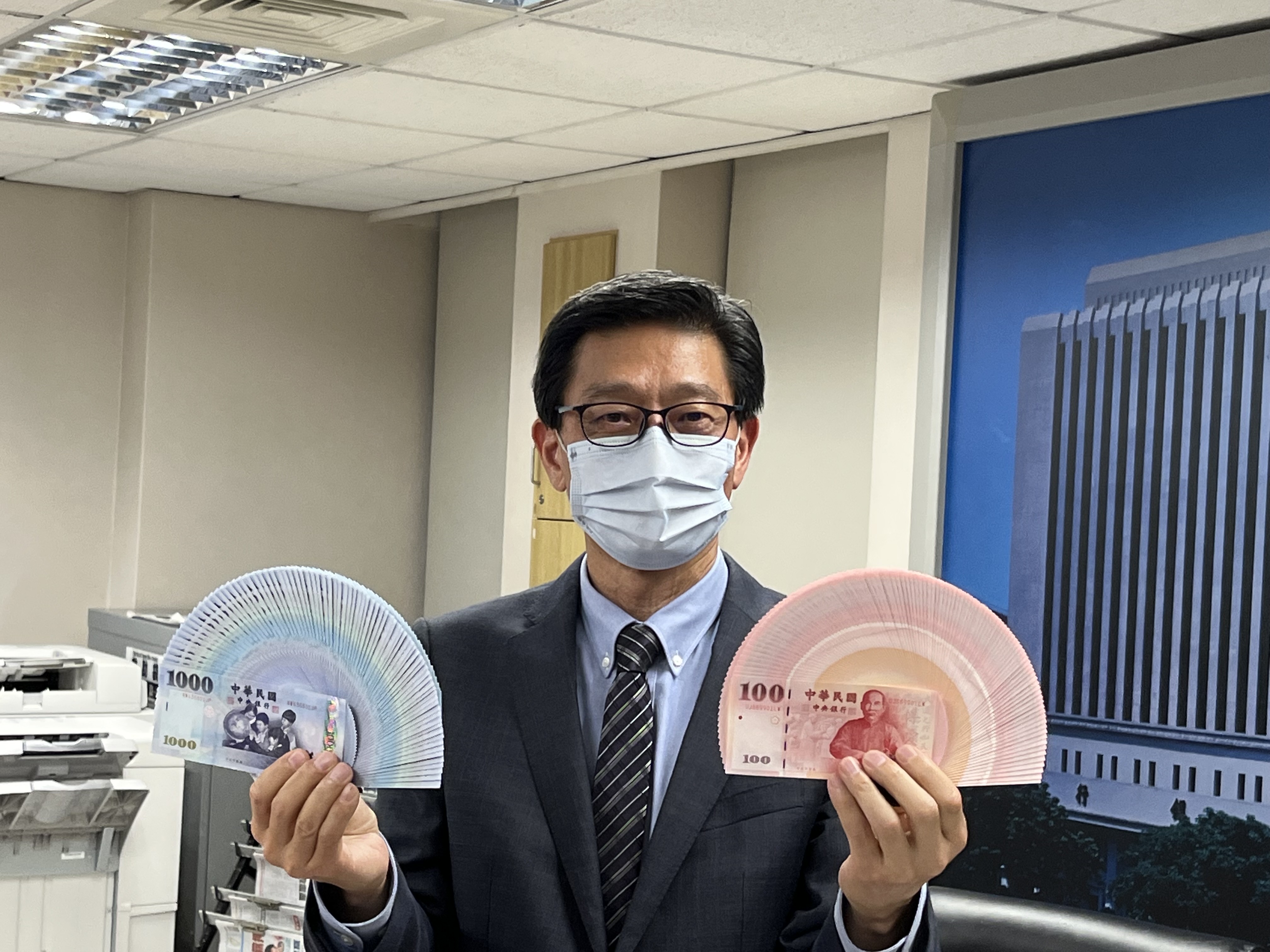 中央銀行5日宣布，從13日開始，一連5天的營業日，民眾可於台灣銀行等8家金融機構的454家分行，兌換新鈔。(陳林幸虹攝)