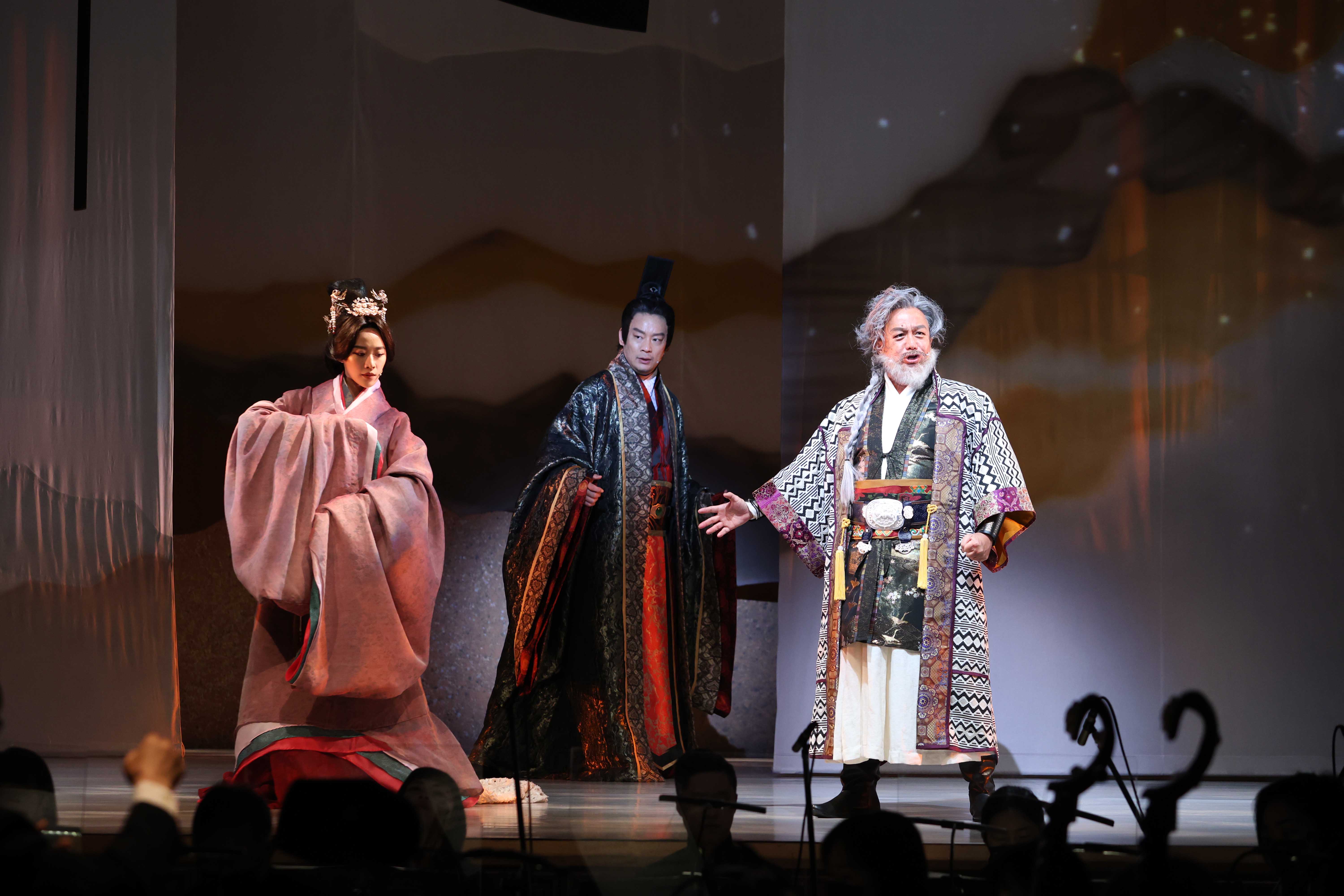 《大畫昭君_觀落雁》音樂劇以昭君出塞為故事背景，邀請方宥心(左起)、孫協志、黃大煒參與演出。(照片由全民大劇團提供)