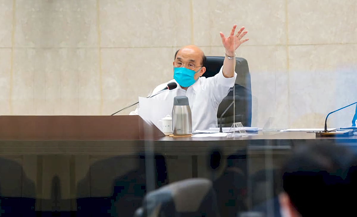 行政院長蘇貞昌12日在行政院會表示，春節前夕發生嚴重坍方事件，現場仍持續落石，請交通部在安全前提下全力搶通。(資料照／中華民國行政院臉書)