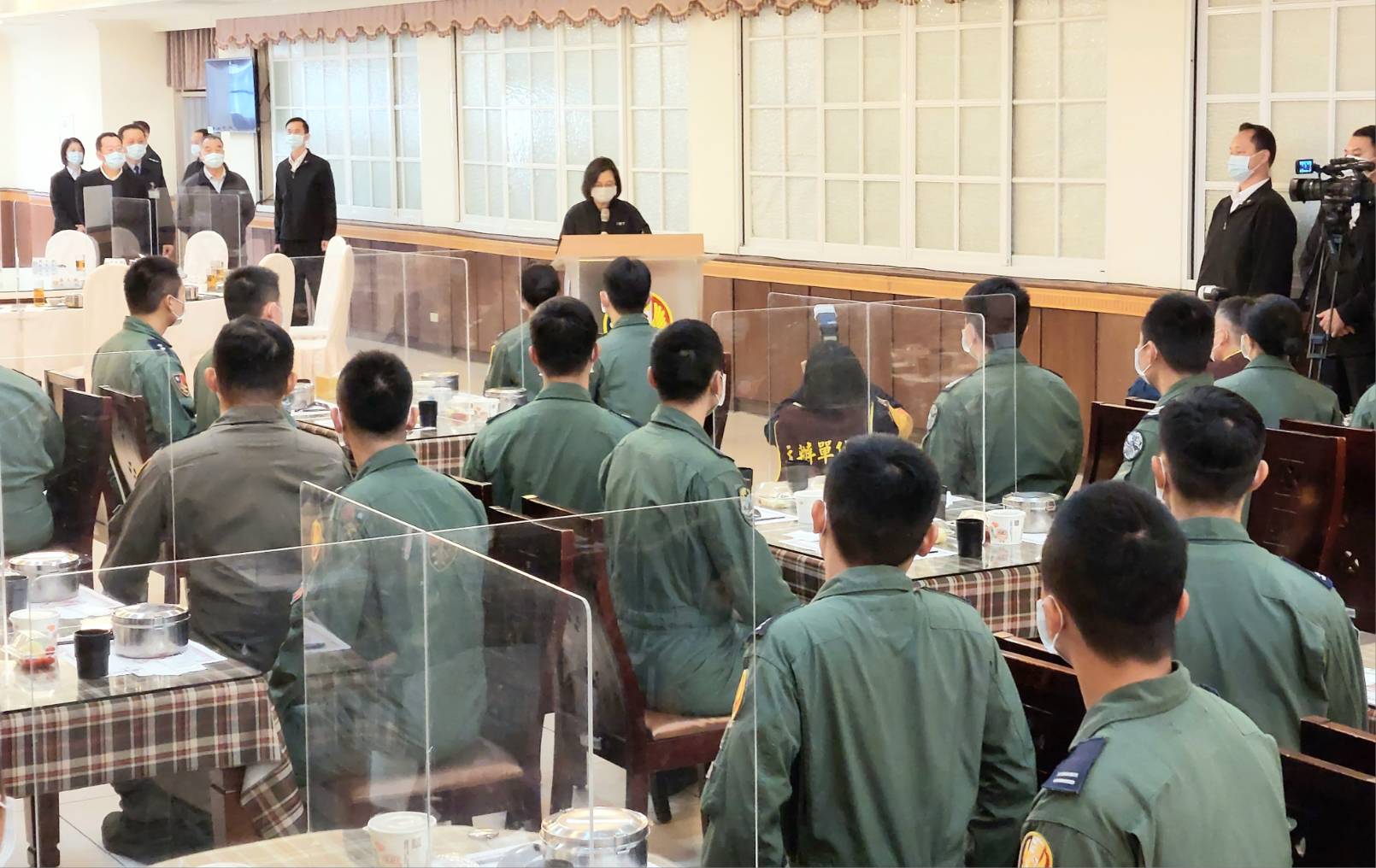 蔡英文總統6日勗勉中部地區戰備部隊，並到空軍第四聯隊與官兵共餐。(歐陽夢萍 攝)