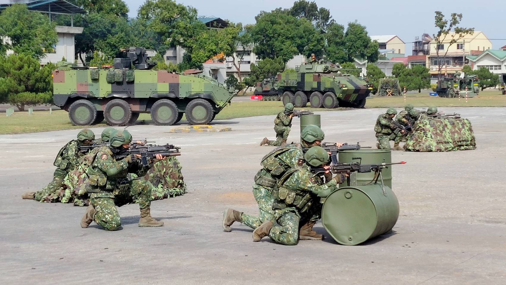 蔡英文總統到陸軍機步 234 旅聯兵 1 營視導戰備部隊機步排應援作戰實兵演練。(歐陽夢萍 攝)