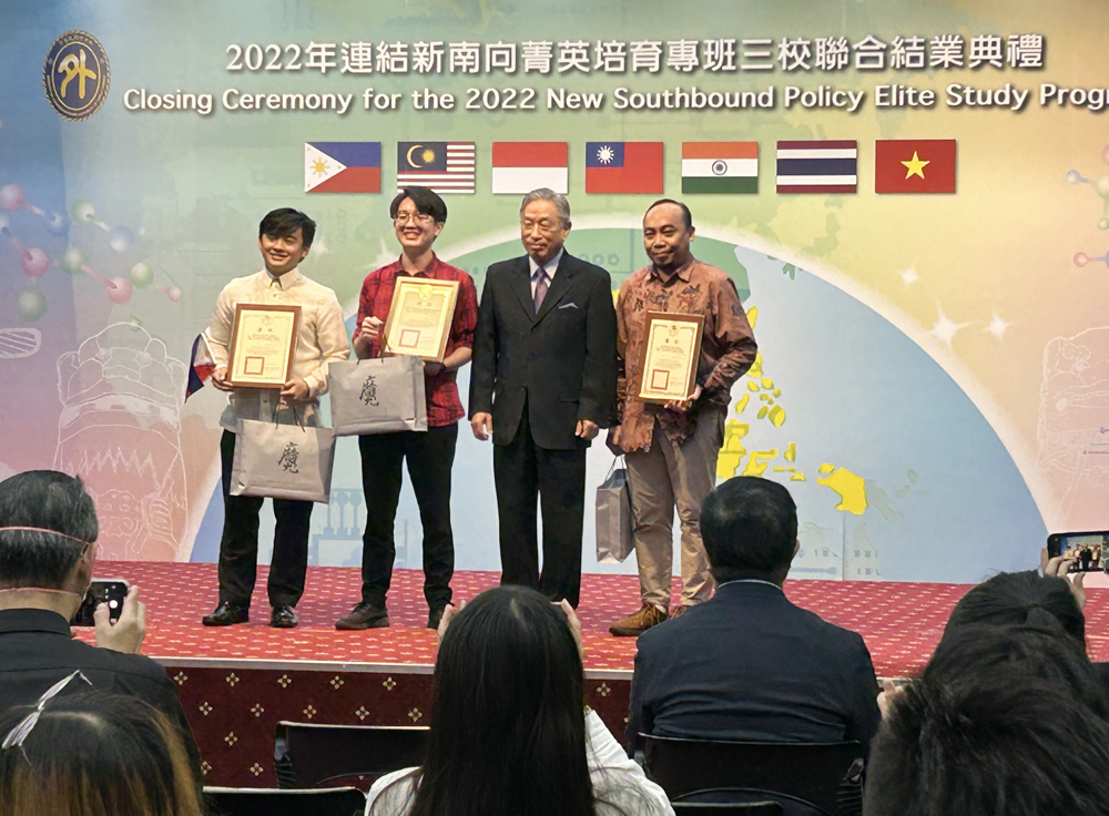 外交部今天舉辦「2022連結新南向菁英培育專班三校聯合結業典禮」。(趙婉淳 攝)