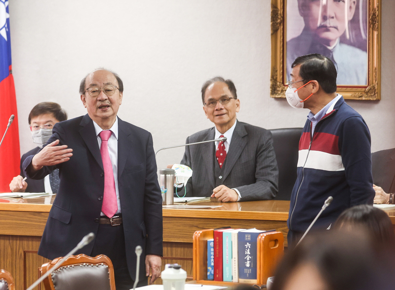 立法院長游錫堃（右2）7日上午在立法院召集朝野黨團協商，與民進黨立法院黨團總召柯建銘（前左）、國民黨立法院黨團總召曾銘宗（右）交換意見。 (圖：中央社)