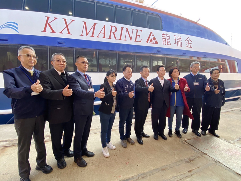 小三通春節交通專案7日啟航，陸委會主委邱太三（右5 ）等人出席金廈航線首航儀式。（大陸委員會提供） (圖：中央社)