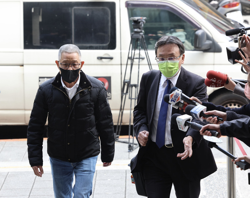 前國民黨中央常務委員蕭景田(左)涉賄選案，日前獲台灣士林地方法院裁定交保。經檢方抗告，台灣高等法院發回更裁，士林地院7日下午再開聲押庭，蕭景田出席。(圖：中央社)
