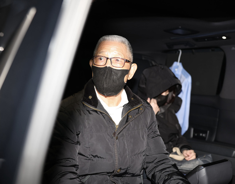 士林地方法院7日再開羈押庭審理前國民黨中常委蕭景田(左)涉賄案，訊後改裁定蕭景田以新台幣1500萬元交保。圖為晚間蕭景田乘車交保後離去。(圖：中央社)