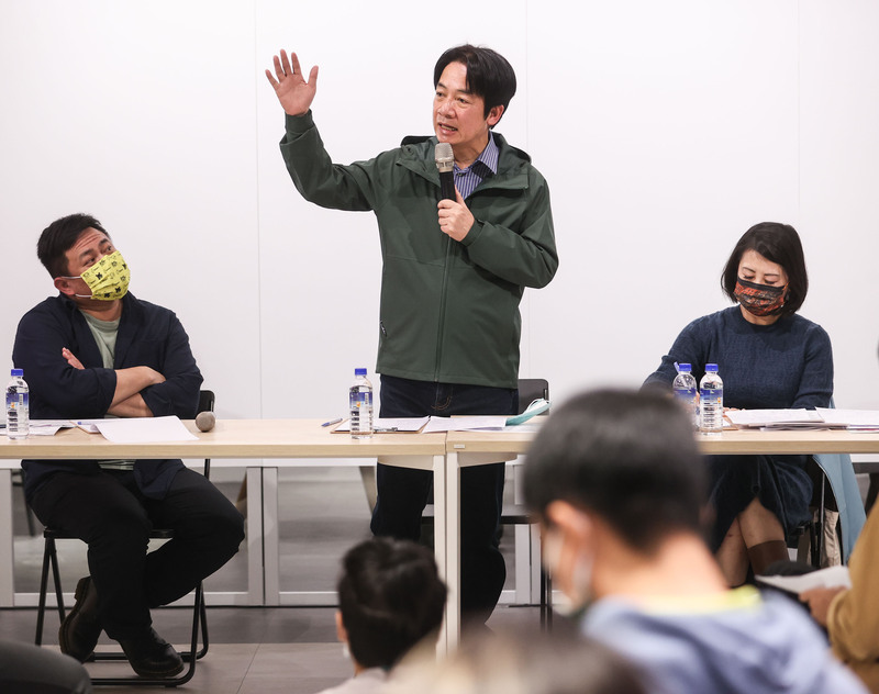 民進黨主席補選候選人賴清德（後中）7日晚間在台北舉行「向黨員報告-政見發表會」青年場，回應現場與會者提問，並發表對於民進黨未來發展的願景。 (圖：中央社)