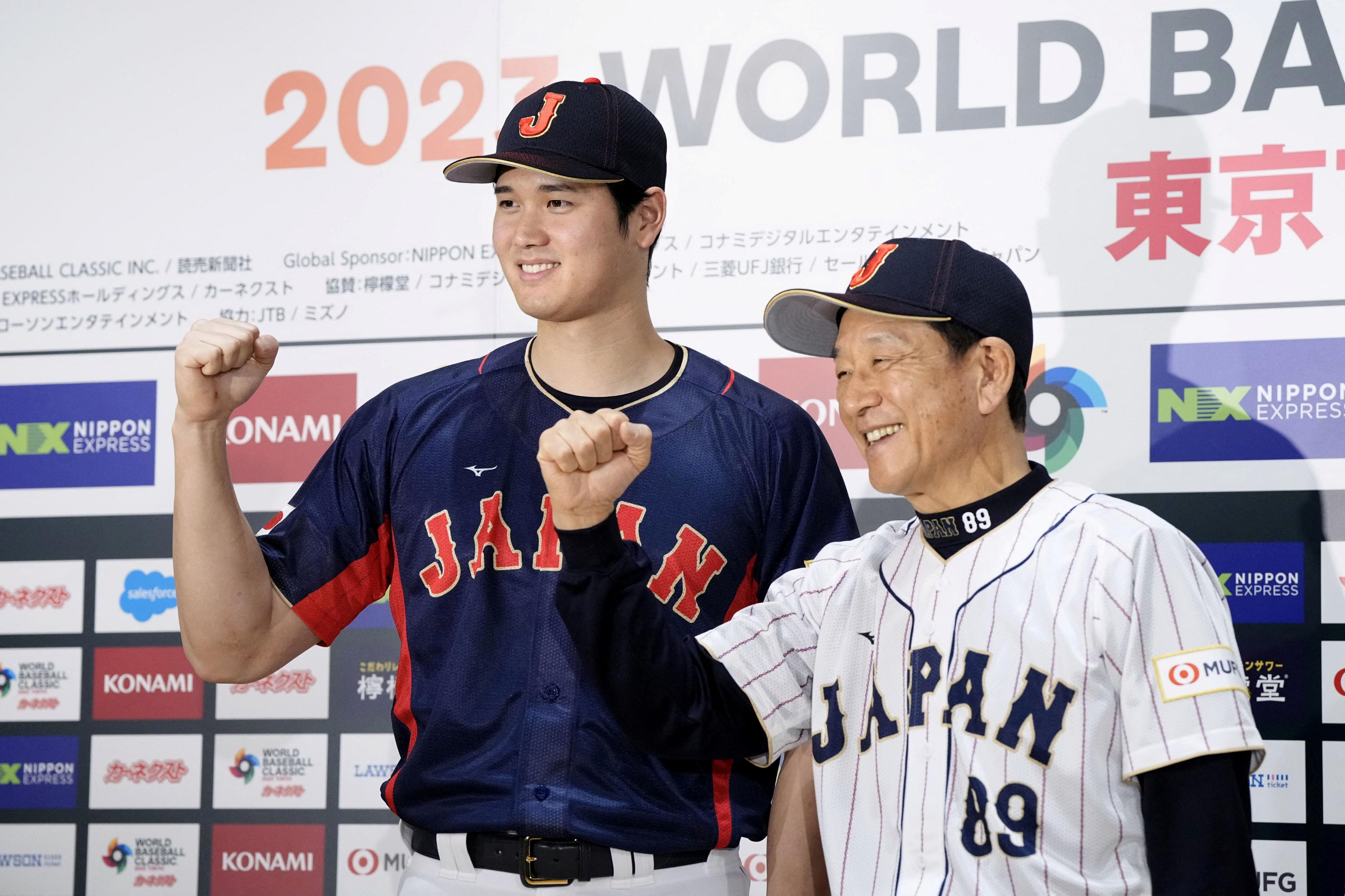 日本武士隊6日率先公布世界棒球經典賽12名球星，武士隊總教練栗山英樹與大谷翔平一同亮相。(路透社/達志影像)