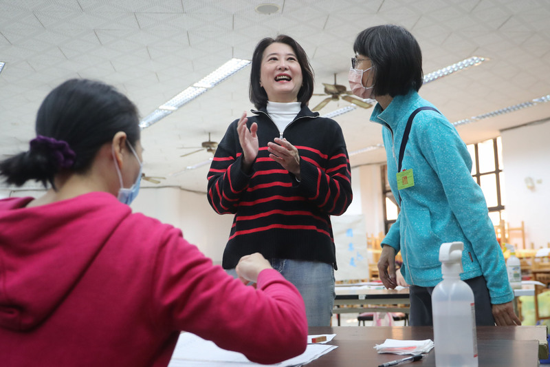 國民黨台北市第3選區立委補選候選人王鴻薇（中）8日上午前往民生國中投票所投票，卻發生忘記帶身分證而無法投票的小插曲。 (圖：中央社)