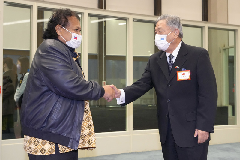 吐瓦魯國會議長泰歐（Samuelu Penitala Teo）（左）8日率團訪台，訪問團清晨抵達桃園國際機場，由外交部政務次長田中光（右）代表前往國賓門接機。（外交部提供）(圖：中央社)