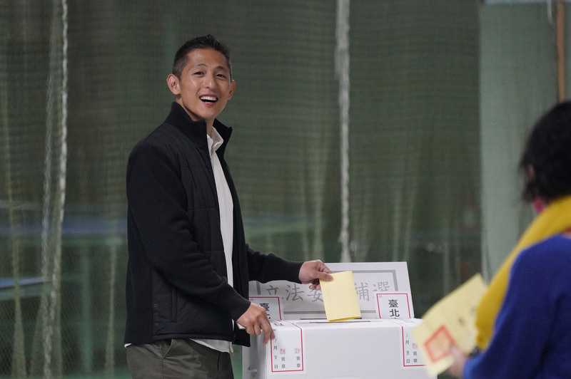 台北市第3選區立委補選8日投開票，民進黨籍候選人吳怡農上午前往永安國小投票。(圖：中央社)