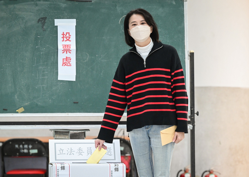 國民黨台北市第3選區立委補選候選人王鴻薇8日上午前往民生國中投票，因忘記帶身分證而無法領取選票，隨後在拿取身分證後回到投票所完成投票。 (圖：中央社)