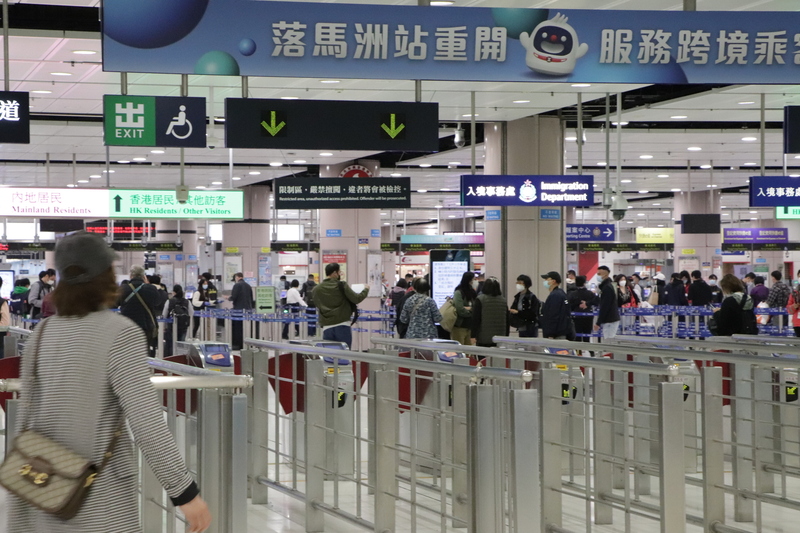 香港與大陸8日起實施首階段通關，落馬洲陸路口岸為通關重點，圖為口岸當天早上通關順暢，人流不多。 (圖：中央社)