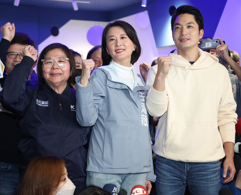 台北市第3選區（中山、北松山）立法委員補選結果8日揭曉，由國民黨候選人王鴻薇（中）當選。(圖：中央社)