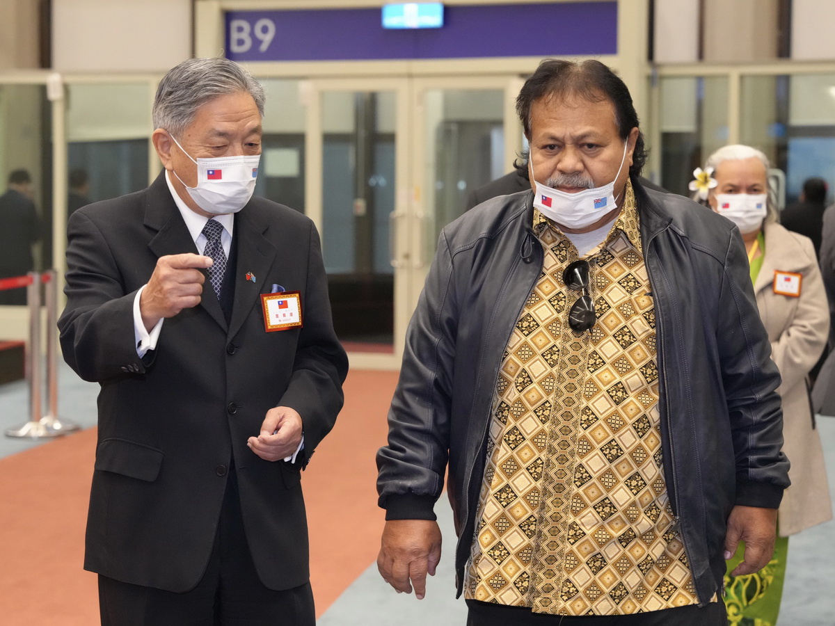 太平洋友邦吐瓦魯國會議長戴伊歐(Samuelu Penitala Teo，右)8日率團抵台訪問，外交部次長田中光(左)前往機場迎接 (外交部提供)