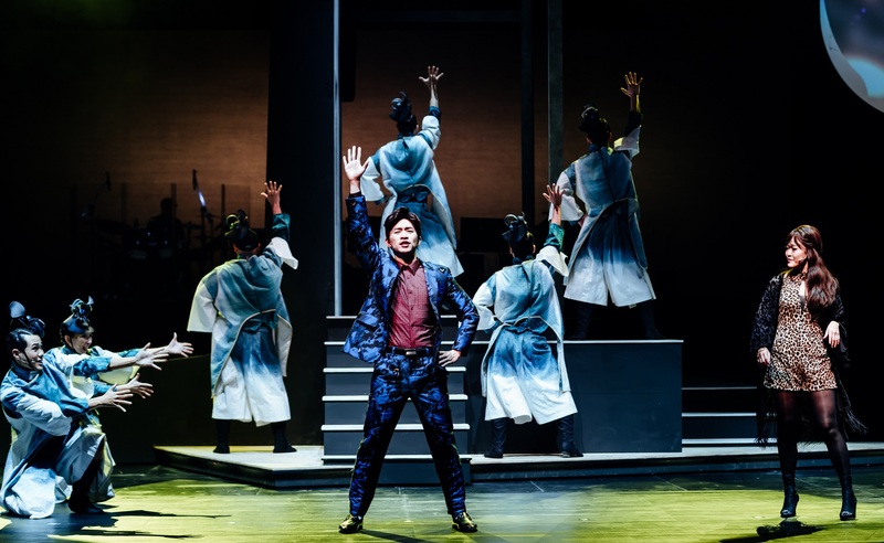 以牽亡歌陣文化為故事核心、描寫親情可貴的台灣音樂劇「勸世三姊妹」，近日在高雄衛武營演出。（衛武營國家藝術文化中心提供）中央社記者曾以寧傳真  112年1月9日 (圖：中央社)