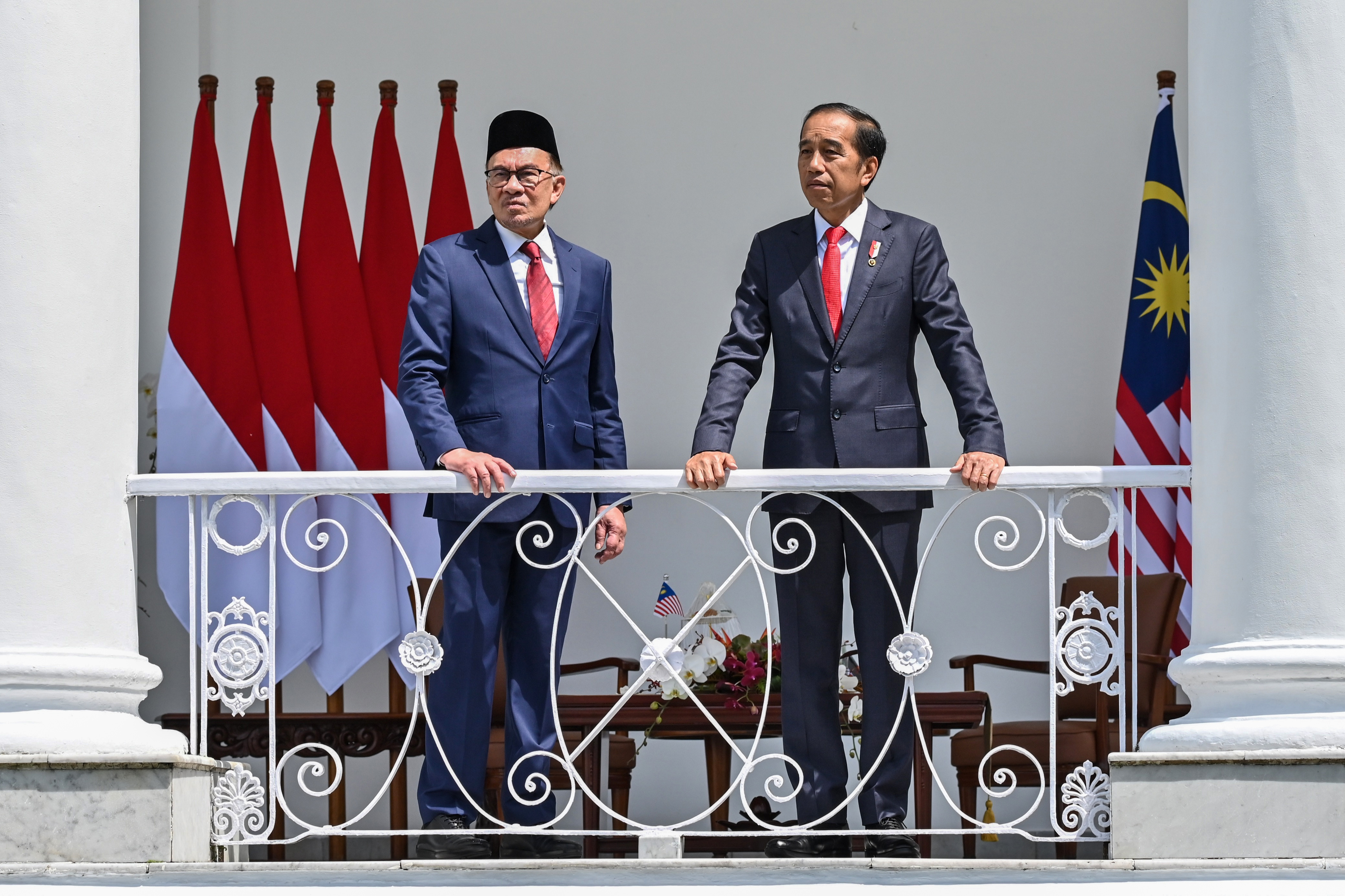 馬來西亞新任首相安華(Anwar Ibrahim)(左)與印尼總統佐科威(Joko Widodo)會面。(AFP)