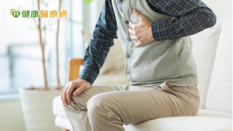 急性心肌梗塞不見得會出現所有的典型症狀，可能以不典型的症狀表現如喘，吃飯後合併胸悶上腹痛等。(圖：健康醫療網 提供)