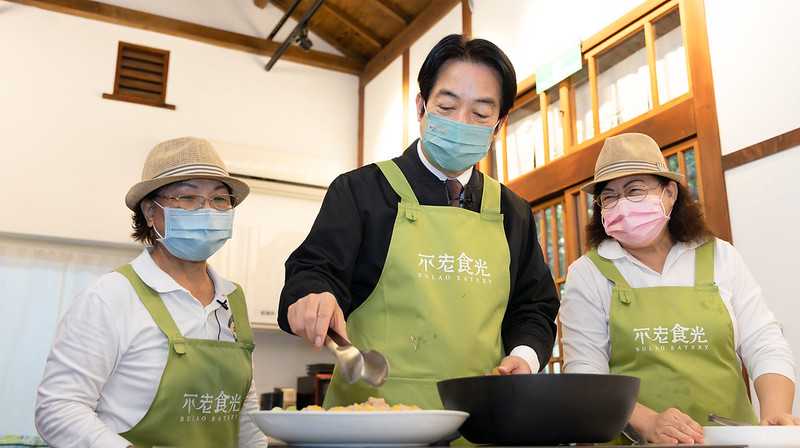 副總統賴清德10日出席「寒冬助老拜早年陪伴獨居長輩圍爐」，並親自下廚烹煮年菜。(圖：總統府Flickr)