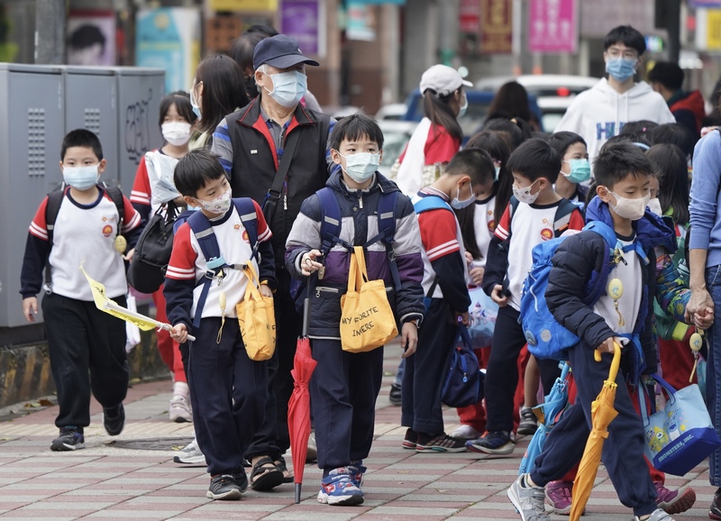 內政部10日公布2022年人口統計數據，人口數為2326萬4640人，連續3年負成長。(圖:中央社)